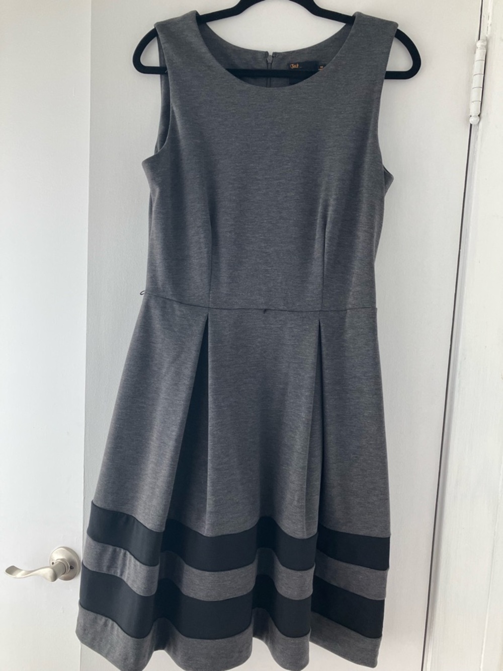 Just...Taylor Gray Sleeveless Fit-and-Flare Midi Dress with Black Bands